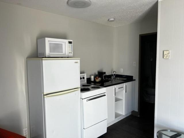 Super 8 By Wyndham Penticton 모텔 외부 사진